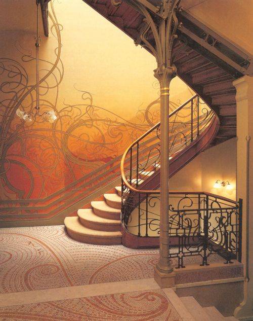 Uma escada no estilo Art-Nouveau.