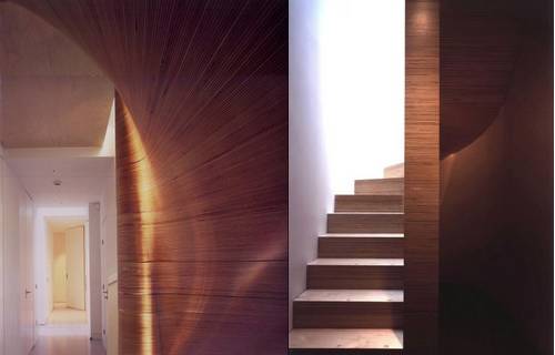 Uma escada sensualmente curva, de madeira.
