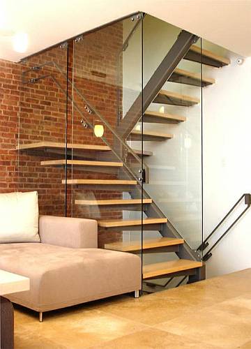 Simples escada metálica.