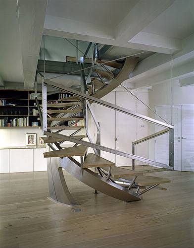 Escada ultra-moderna, com geometria e ângulos.